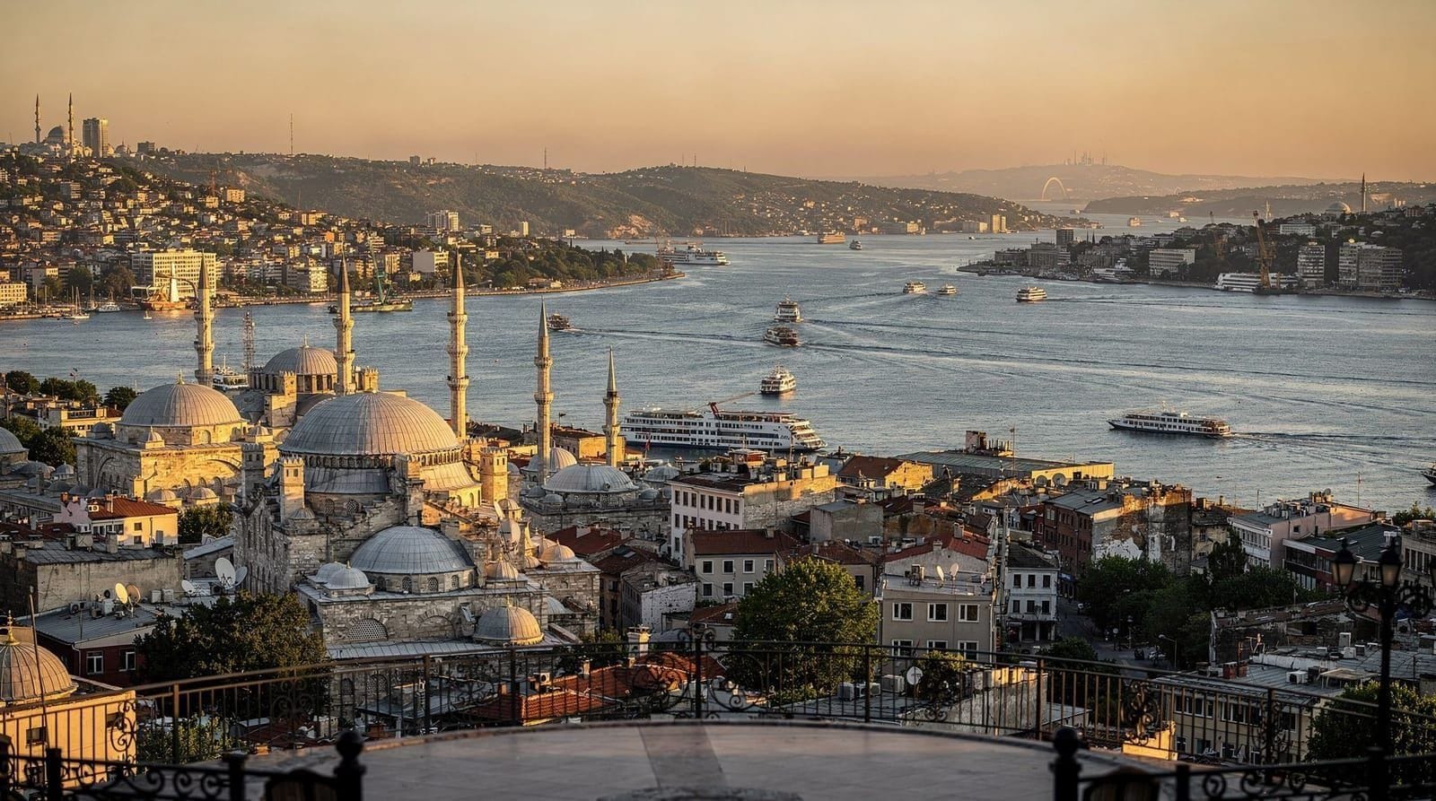 Edirne day trip from Istanbul guide — How to visit Edirne from Istanbul in a day — Selimiye Mosque, Ottoman bazaars, c