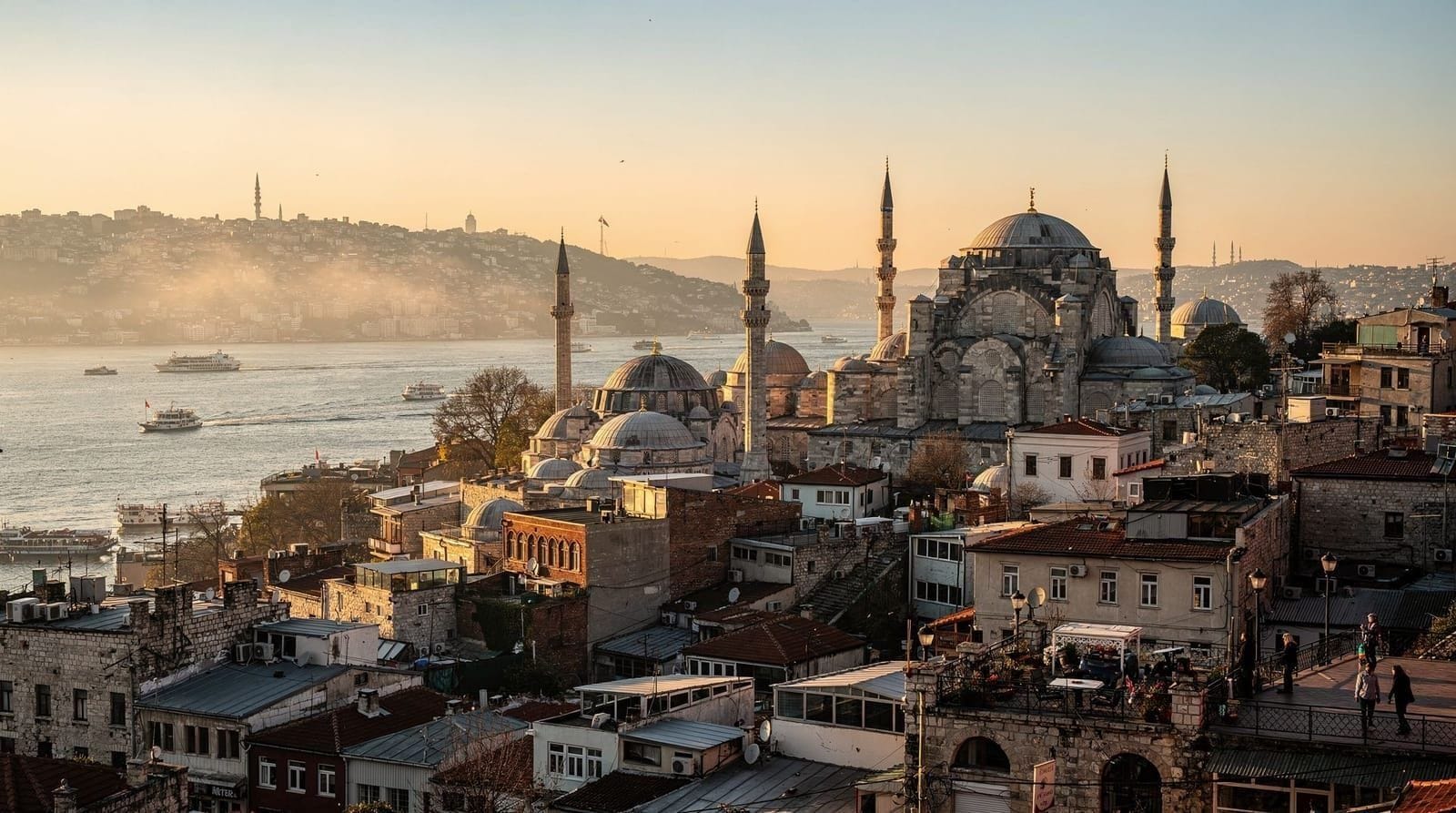 Turkish customs and etiquette for Istanbul visitors — Greetings, tipping, dress codes, hospitality norms, bargaining culture, and soci